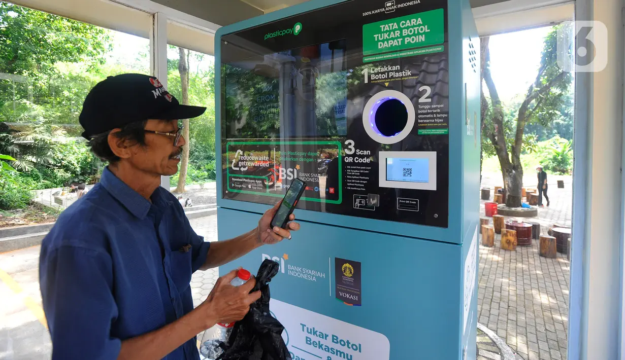 Warga berdiri di depan Reverse Vending Machine (RVM) untuk menukarkan sampah botol plastik di kantin Kampus Vokasi UI, Depok, Jawa Barat, Selasa (7/3/2023). Penukaran sampah botol plastik dengan saldo Rekening Bank Syariah Indonesia di area Kampus Vokasi UI berlangsung Senin hingga Minggu dengan estimasi waktu pukul 08.00 - 18.00 WIB yang bertujuan mengurangi sampah platik di lingkungan warga. (merdeka.com/Arie Basuki)