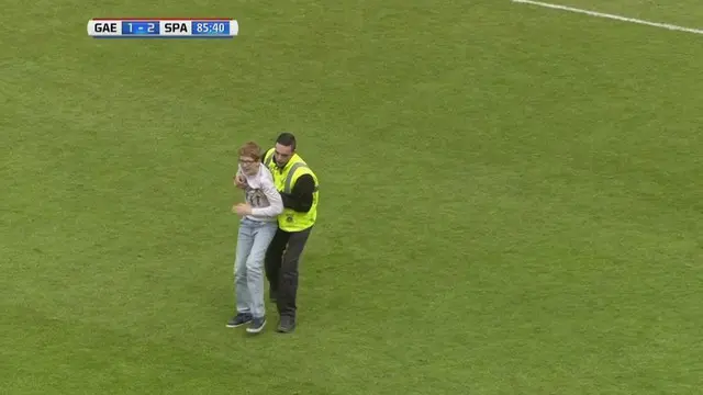 Dua anak muda tanpa disangka menyusup masuk ke dalam lapangan pertandingan. Kejadian itu cukup menghibur para fans yang hadir di stadion.