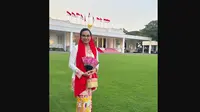 Menteri Keuangan (Menkeu) Sri Mulyani Indrawati nampak menggunakan kebaya putih bunga dan kain motif ondel-ondel saat acara Istana Berkebaya pada Minggu sore 6 Agustus 2023 di Kompleks Istana Merdeka Jakarta. (Instagram @smindrawati)