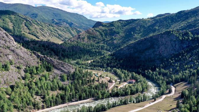Foto dari udara menunjukkan pemandangan saat musim panas ngarai Ertix di Geopark Keketuohai, Wilayah Fuyun, Altay, Daerah Otonom Uighur Xinjiang, China barat laut, Minggu (7/6/2020). (Xinhua/Ding Lei)