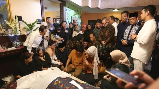 6 Potret Bella dan Chiki Fawzi Dampingi Marissa Haque di Momen Terakhirnya