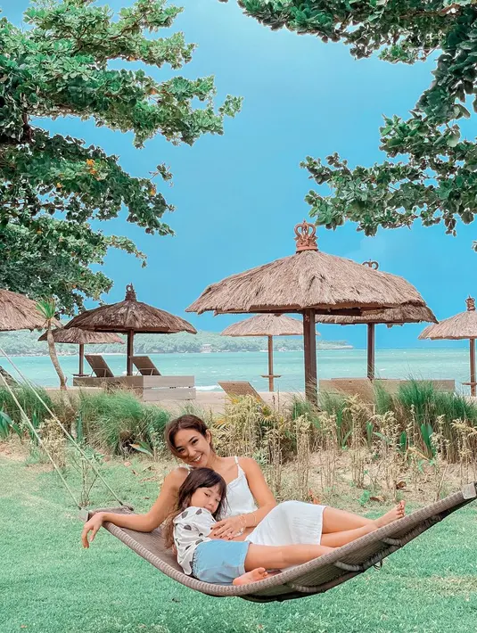 Gimana? Setuju, dong, kalau outfit kebersamaan mereka di Bali jadi Mother-Daughter Goals? (Foto: Instagram @gisel_la)