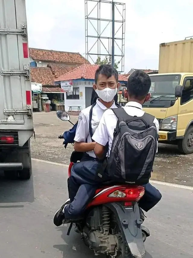 6 Potret Nyeleneh Anak Sekolah Naik Motor Bonceng Tiga, Posisinya Absurd