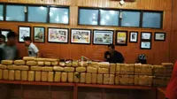 Polisi mengamankan paket ganja di Solok, Sumatera Barat (istimewa)