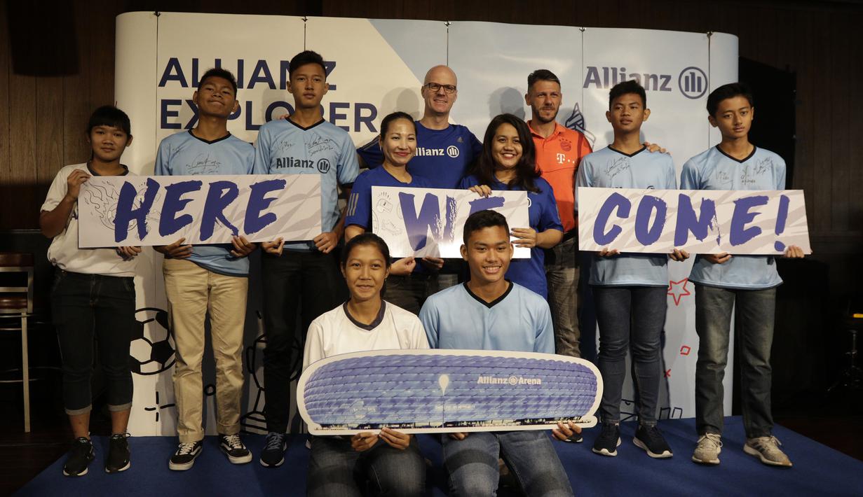 Legenda Bayern Munchen, Martin Demichelis, foto bersama saat jumpa pers di Kawasan Kuningan, Jakarta, Senin (24/6/2019). Delapan anak Indonesia terpilih untuk mengikuti Allianz Explorer Camp 2019 di Jerman dan Singapura. (Bola.com/M Iqbal Ichsan)