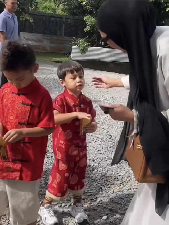 Tampilan Menggemaskan Anak Artis Kenakan Baju Tradisional China saat Imlek 2025.