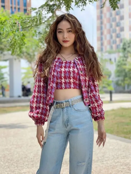 Natasha memadukan tweed crop top dan blazer dan high waist jeans. Gaya fashionnya menampilkan ciri khas masa kini. (Instagram/natashawilona12).