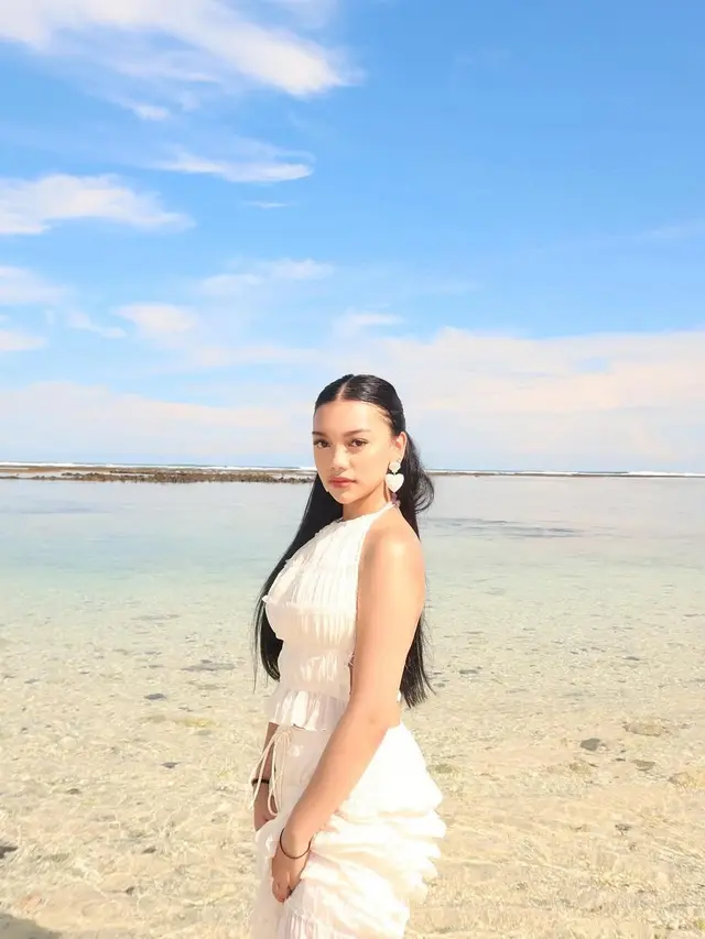 Gaya pantai ala Naura Ayu (Instagram/@naura.ayu)
