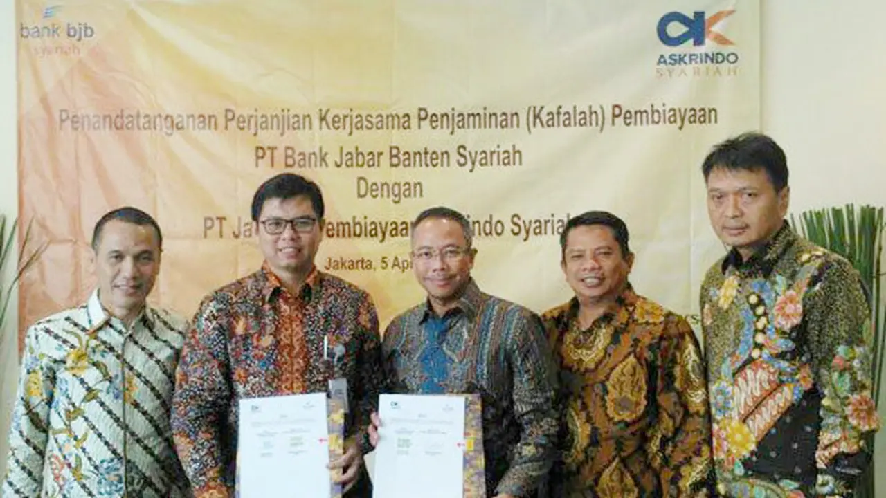 Penandatanganan dilakukan oleh Direktur bjb syariah Indra Falatehan dengan Direktur Utama Askrindo Syariah Soegiharto di Jakarta, Kamis 5 April 2018.