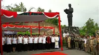 Pelantikan Pejabat Pemprov Sulawesi Utara di bawah patung Sukarno. (Liputan6.com/Yoseph Ikanubun)