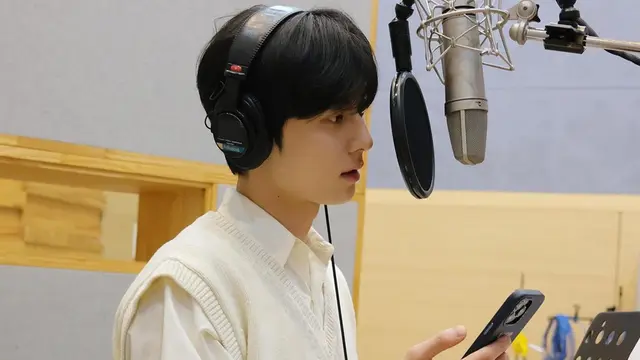Siap Rilis Lagu Solo, Ini Potret Hwang Minhyun saat Jalani Sesi Rekaman Musik