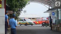 Ambulans membawa jenazah yang diduga warga negara China yang hilang saat tengah menyelam di Pulau Sangiang, Bandara Halim Perdanakusuma, Jakarta, Senin (11/11/2019). Jenazah tersebut ditemukan oleh seorang nelayan di perairan Pantai Kotodjawa, Bengkunat, Lampung. (Liputan6.com/Immanuel Antonius)