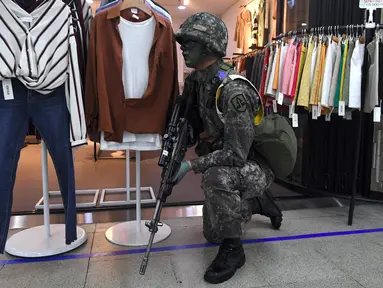  Seorang tentara Korea Selatan mengambil bagian dalam latihan anti-teror di sela-sela latihan militer gabungan Korea Selatan-AS di sebuah stasiun kereta bawah tanah di Seoul (22/8). (AFP Photo/Jung Yeon-Je)