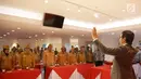 Konduktor dan pendiri Twillite Orchestra, Addie MS memimpin para Legiun Veteran Republik Indonesia (LVRI) menyanyikan lagu Indonesia Raya di kawasan Harapan Indah, Bekasi pada Kamis (1/8/2019). (Fimela.com/ Bambang E Ros)