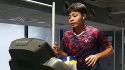 Pebulutangkis ganda putri Indonesia, Apriyani Rahayu berlatih ringan di gym Hotel Crowne Plaza Birmingham City Centre, Inggris, Senin (15/3/2021) menjelang berlangsungnya Turnamen All England 2021. (Dok. PBSI)