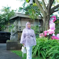 Aurel Hermansyah tampil simpel tapi elegan berbalut outer organza dan inner berwarna putih polos. @aureliehermansyah.