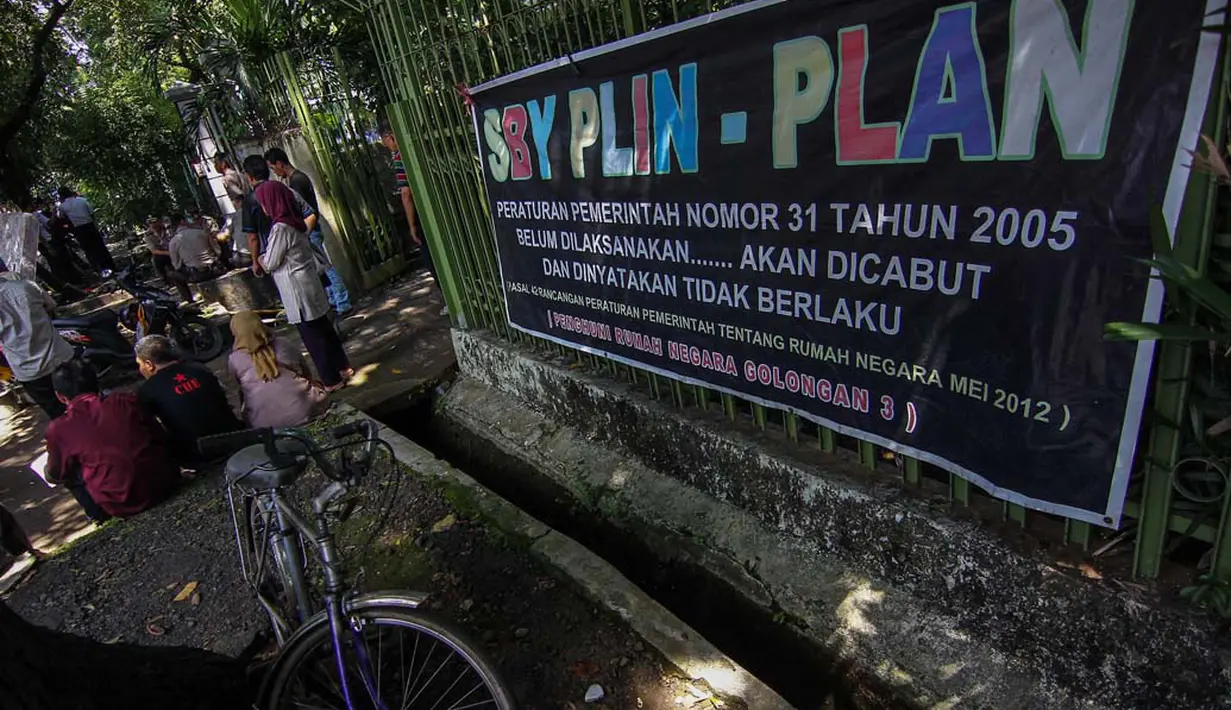  Sebuah spanduk bertuliskan SBY PLIN-PLAN terpampang di dekat rumah Eddy Sasongko saat pengosongan rumah dilakukan pihak PT. KAI (Persero), Jakarta, Kamis (24/4/2014) (Liputan6.com/Faizal Fanani). 