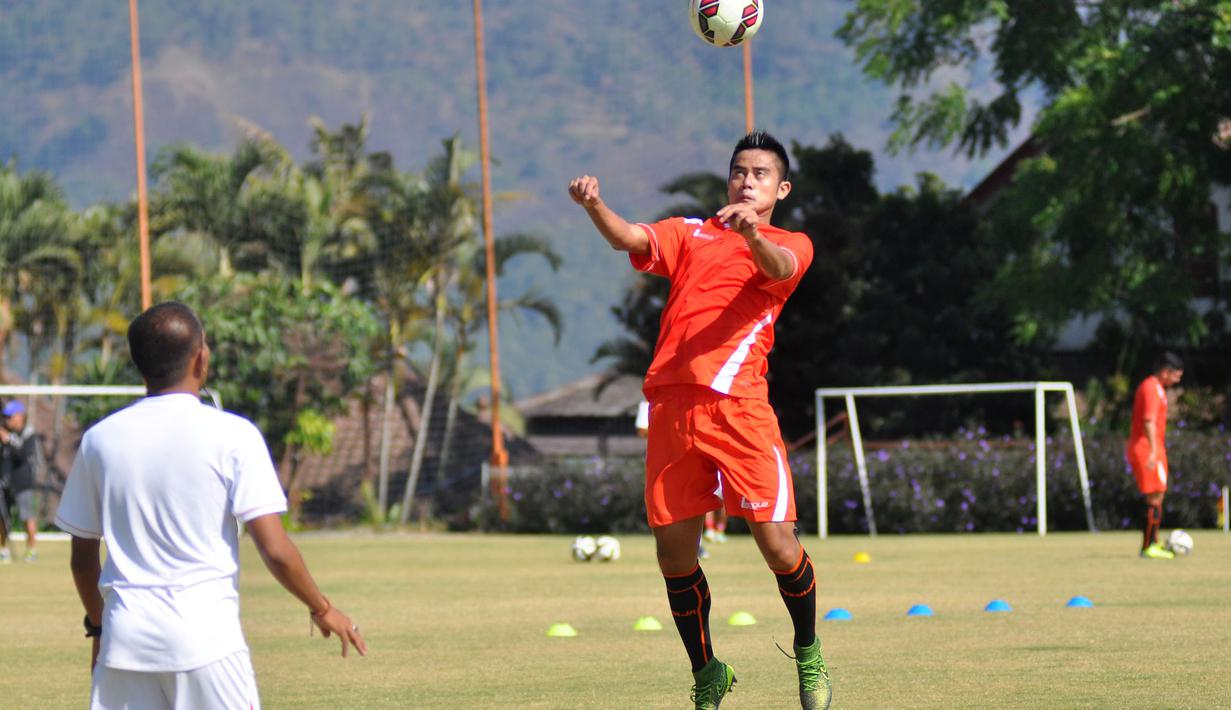 Bek Persija, M. Robi, mendapat porsi latihan sedikit lebih berat dari rekan-rekannya saat latihan Persija di Lapangan Kusuma Agrowisata, Batu, Malang, Rabu (4/11/2015). (Bola.com/Kevin Setiawan)