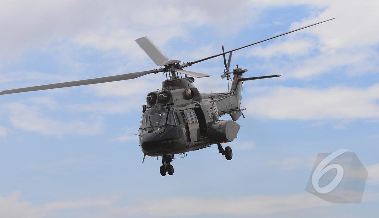 Aksi manuver helikopter super puma meramaikan acara peringatan HUT ke-69 TNI AU di Lanud Halim Perdanakusuma, Jakarta, Kamis (9/4/2015). Acara tersebut menampilkan demo darat dan atraksi udara. (Liputan6.com/Herman Zakharia)