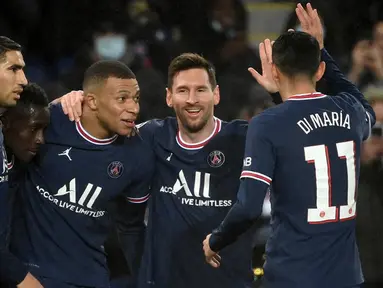 Pemain Paris Saint-Germain Lionel Messi (kedua kanan) mendapat selamat dari rekan setimnya usai mencetak gol ke gawang Club Brugge pada pertandingan sepak bola Grup A Liga Champions di Parc des Stadion Princes, Paris, Prancis, 7 Desember 2021. Paris Saint-Germain menang 4-1. (FRANCK FIFE/AFP)