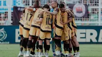 Para pemain Persija Jakarta berdoa bersama jelang sepak mula laga pekan ke-26 BRI Super League 2025/2026 di kandang Bhayangkara FC, Stadion Sumpah Pemuda, Bandar Lampung, Minggu (5/4/2026). (Dok. Persija Jakarta)