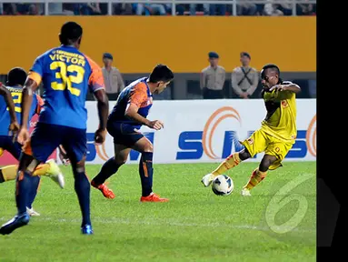 Arema Cronus membungkam Sriwijaya FC dengan skor 1-0 saat laga Final SCM Cup 2015 di Stadion Jakabaring,Selasa (27/1/2015). (Liputan6.com/Johan Tallo)