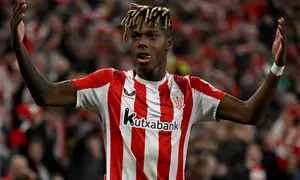Pemain depan Athletic Bilbao asal Spanyol #10, Nico Williams, merayakan gol pertama timnya dalam pertandingan leg kedua babak 16 besar Liga Europa UEFA antara Athletic Club Bilbao dan AS Roma di stadion San Mames di Bilbao, pada 13 Maret 2025. (ANDER GILLENEA/AFP)