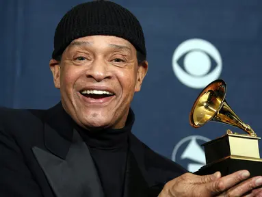 Al Jarreau berpose dengan trofinya di ajang Grammy Awards di Los Angeles, AS (11/2). Legenda Jazz tersebut tutup usia pada Minggu (12/2) pukul 5.30 pagi di Los Angeles, usai dirawat di rumah sakit karena kelelahan. (AFP PHOTO / GABRIEL Bouys)