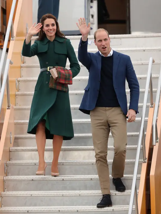 Ratu dan Raja Inggris, Kate Middleton dan Pangeran William ini kabarnya senang menginap di hotel berbintang 3 itu, pasalnya didepan hotel tersebut terdapat patung Montie atau Polisi Kanada yang memiliki tinggi 12 meter. (AFP/Bintang.com)