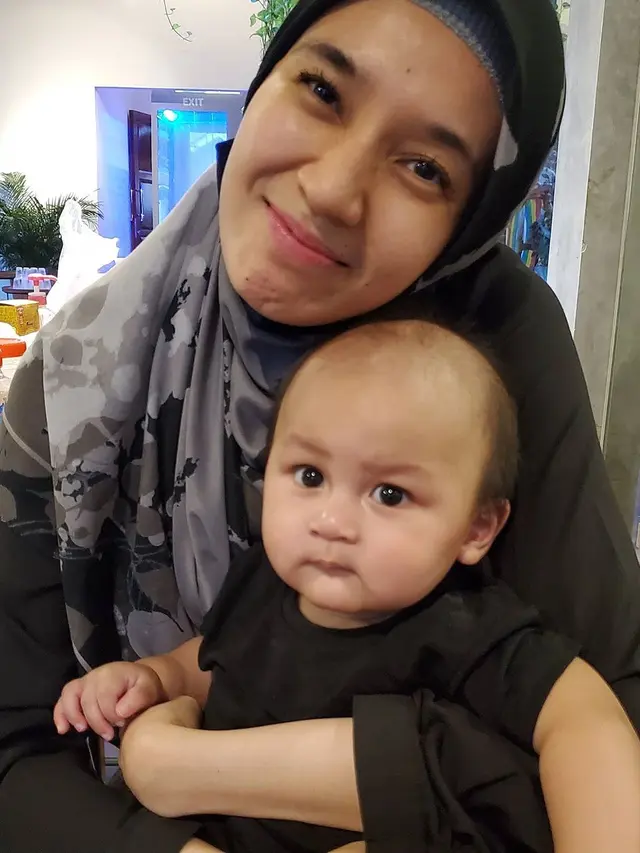 Didoakan Segera Diberi Buah Hati, Ini 6 Potret Dhini Aminarti Momong Anak Seleb
