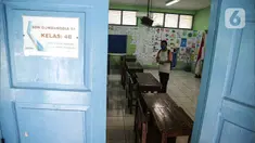Petugas menyemprotkan disinfektan di salah satu ruangan kelas di SDN Gondangdia 01, Jakarta, Senin (9/5/2022). Pemerintah memperpanjang liburan sekolah selama tiga hari yaitu 8-11 Mei 2022 di tiga provinsi yakni DKI Jakarta, Banten, dan Jawa Barat. Penambahan libur terkait upaya bersama dalam membantu mengurai kemacetan pada arus balik Lebaran 2022. (Liputan6.com/Faizal Fanani)