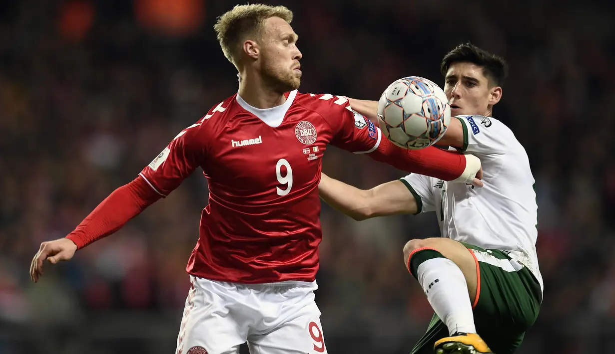 Striker Denmark, Nicolai Joergensen, berebut bola dengan gelandang Irlandia, Callum O'Dowda, pada laga Kualifikasi Piala Dunia 2018 di Stadion Telia Parken, Kobenhavn, Minggu (12/11/2017). Kedua negara bermain imbang 0-0. (AFP/Lars Moeller)
