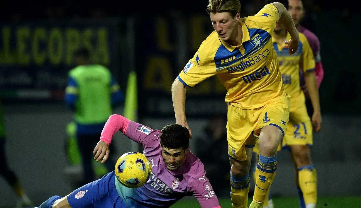 Hujan gol mewarnai laga Frosinone melawan AC Milan. (Filippo MONTEFORTE/AFP)