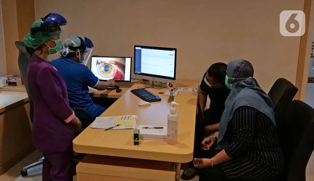 Dokter menyampaikan penjelasan kepada pasien usai pemeriksaan mata di RS Mata JEC @ Menteng, Jakarta, Kamis (16/7/2020). JEC memberlakukan protokol kesehatan selama pandemi COVID-19. (Liputan6.com/Herman Zakharia)