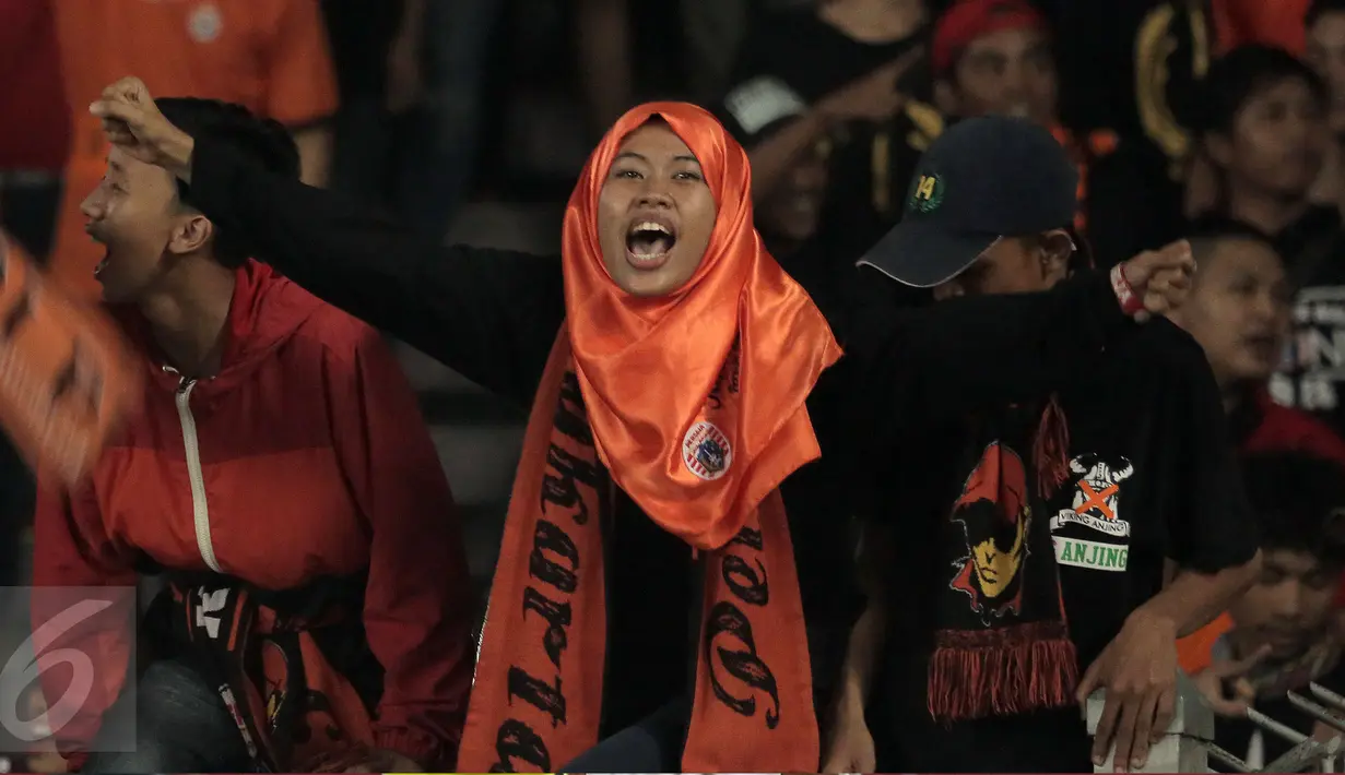 Suporter wanita tim Macan Kemayoran berteriak saat menyaksikan laga Persija melawan Semen Padang di Torabika Soccer Championship presented by IM3 Ooredoo di Stadion GBK, Jakarta, Minggu (8/5/2016). Persija unggul 1-0. (Liputan6.com/Helmi Fithriansyah)