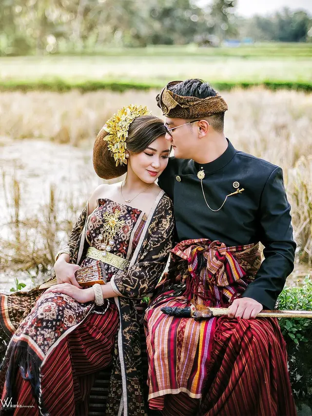 Potret Boy William dan Karen Vendela Pakai Busana Adat Bali, Tampil Serasi. (Sumber: Instagram/wikankaphotography)