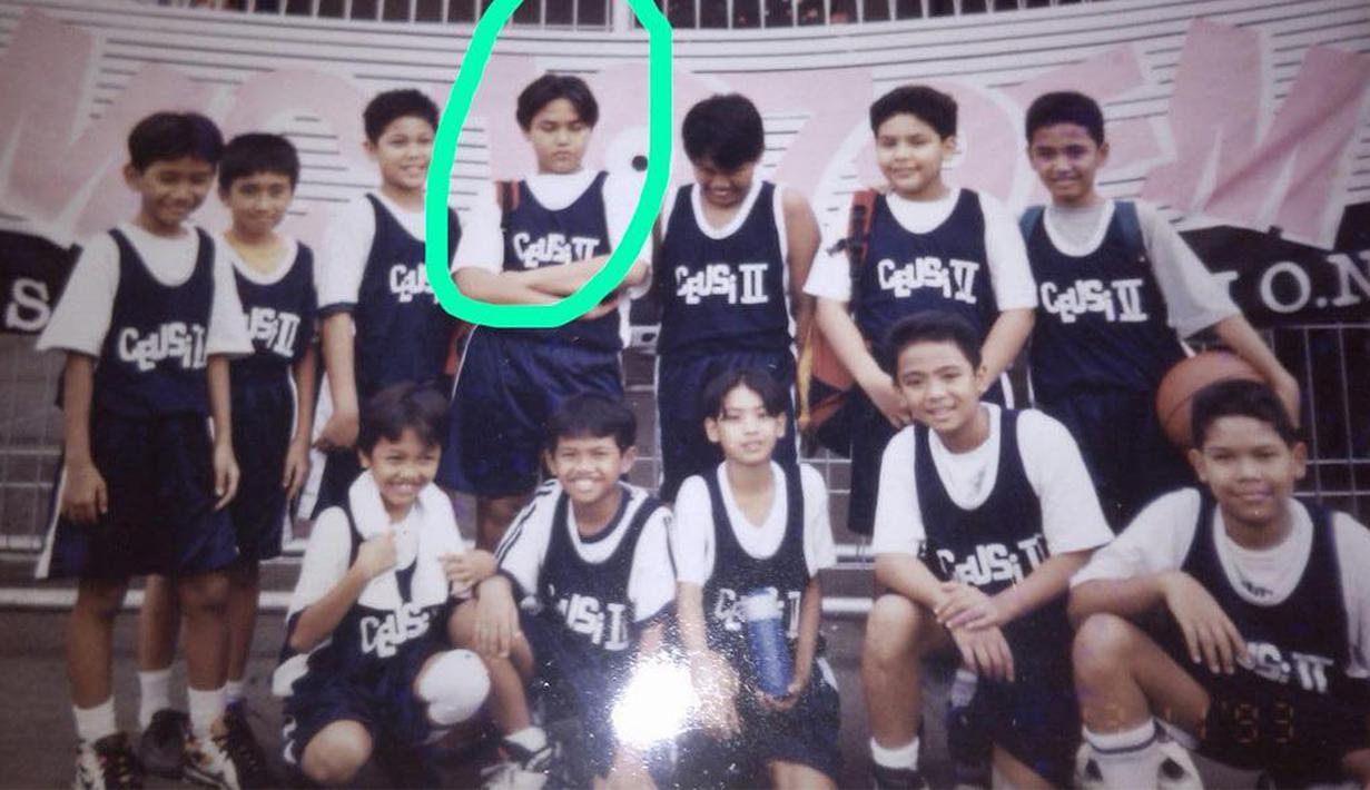 Pria yang pernah masuk tim basket sekolah ini tak hanya tinggal di Singapura, ia juga pernah tinggal di Hongkong, Kiev dan Moscow mengikuti ayahnya berdinas. (Liputan6.com/IG/@ivan_gunawan)
