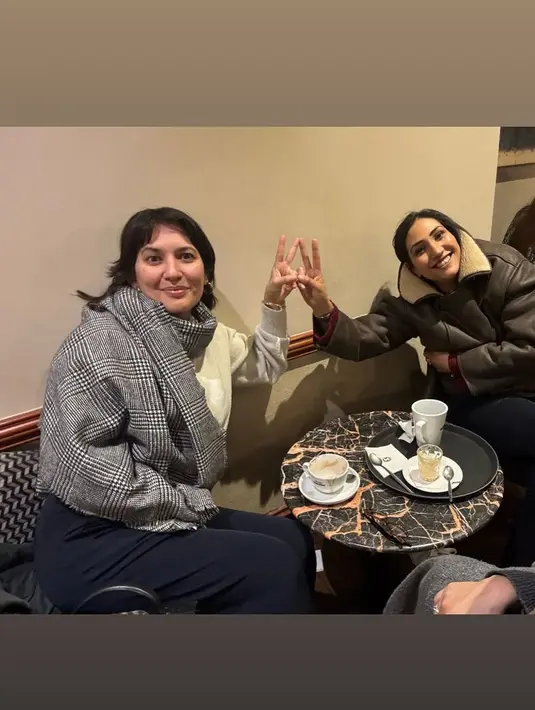 Selain bersama ibu, Hannah juga terlihat hangout santai bersama teman-temannya di sebuah kafe kota kelahirannya. Ia duduk di meja marmer kecil, menikmati obrolan hangat dan secangkir kopi bersama dua sahabatnya. Suasana hangat dan kebersamaan membuat momen Ramadhan di London semakin berkesan. (Liputan6.com/IG/@hannahalrashid)