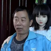 Li Chen, lelaki yang hidup bersama tujuh boneka seks. (Asiawire)