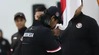 Atlet panahan putra, Arif Dwi Pangestu mencium bendera Merah Putih dalam upacara Pengukuhan Kontingen Indonesia untuk Olimpiade Paris 2024 di Auditorium Wisma Kemenpora, Jakarta, Rabu (10/7/2024). Sebanyak 29 atlet akan mewakili Indonesia untuk berlaga dalam Olimpiade Paris 2024 pada 26 Juli hingga 11 Agustus 2024 mendatang. (Bola.com/Abdul Aziz)