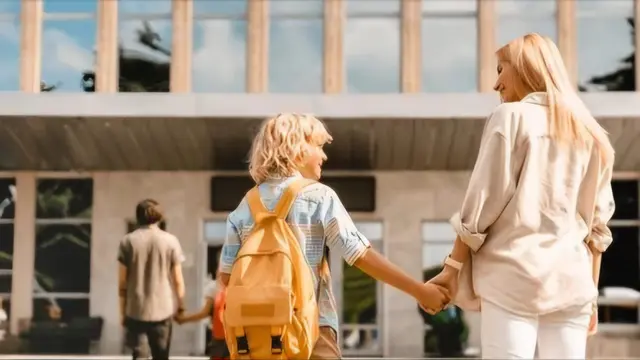 Mengenal Lawnmower Parenting, Apakah Pola Asuh Ini Membantu atau Justru Merugikan? (shuttlerstock/Inside Creative House)