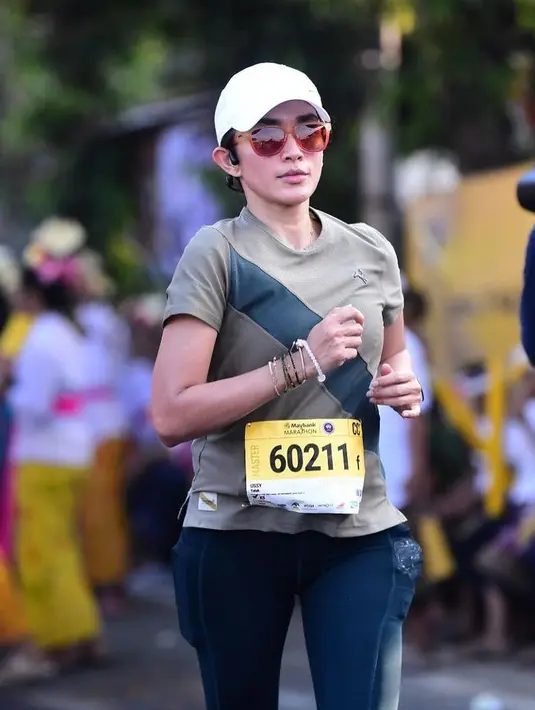 <p>Potret Ussy maratahon di Bali yang digelar pada di Gianyar, Bali, pada Minggu (27/08/2023). Ussy menjadi salah satu peserta dari banyaknya yang ikut berjumlah, 13.600 pelari. [Instagram/ussypratama]</p>