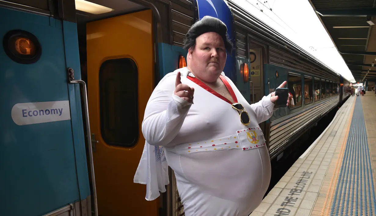 Seorang penggemar Elvis berpose di stasiun Central sebelum naik kereta ke The Parkes Elvis Festival, di Sydney (11/1). The Parkes Elvis Festival adalah acara tahunan untuk mengenang kehidupan Elvis Presley di kota Parkes. (AFP Photo/Peter Parks)