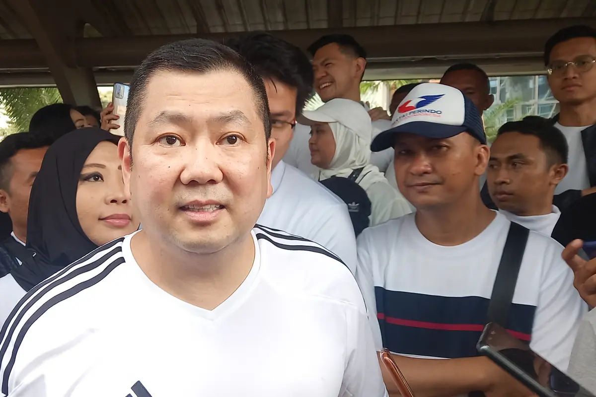 Ketua Umum Perindo Hary Tanoesoedibjo usai mengikuti kegiatan jalan santai dan CFD di kawasan SCBD, Jakarta, Minggu (24/9/2023).