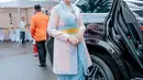 Penampilan tak terlupakan dari Kahiyang Ayu saat merayakan HUT RI mengenakan baju adat bernuansa biru muda pastel dan pink yang lembut.  [Foto: Instagram/ayanggkahiyang]