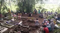 Para korban miras oplosan di Tasikmalaya, Jawa Barat akhirnya dimakamkan di tempat asalnya masing-masing (Liputan6.com/Jayadi Supriadin)