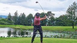 Tak hanya itu saja, pria kelahiran 29 Oktober 1977 ini juga kerap mengunggah momen saat berolahraga. Ia terbilang aktif menggeluti hobinya bermain golf. (Liputan6.com/IG/@adrianmaulana)