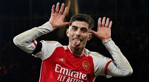 Kai Havertz menorehkan luka yang dalam pada sang mantan klub, Chelsea. Dua gol Havertz turut menenggelamkan The Blues di Stadion Emirates. (AFP/Glyn Kirk)