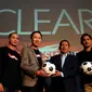 Senior Brand Manager Clear, Johan Lie (kedua dari kiri), memberikan simbolisasi dukungan buat Timnas Indonesia U-19 kepada Joko Driyono (Sekjen PSSI), (14/8/2014). (Liputan6.com/Helmi Fithriansyah)