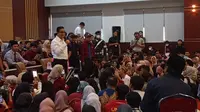 Anies Baswedan dihadapan Mahasiswa Universitas Bina Bangsa Banten, Kota Serang, (Kamis, 21/12/2023). (Yandhi Deslatama/Liputan6.com).